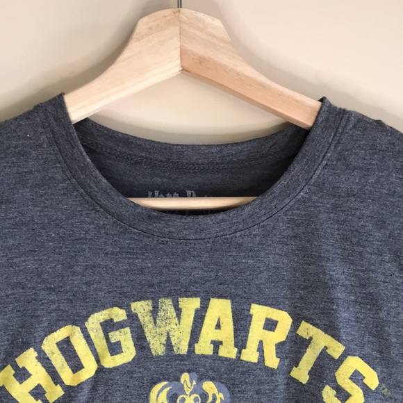 Harry Potter Hogwarts logo graphic tee shirt - Picture 3 of 7
